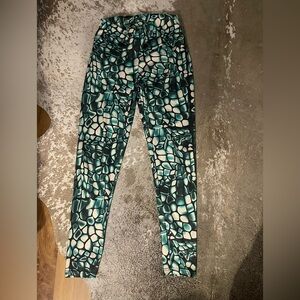 Green Rock Patterned Leggings. Size Large. Scrunch stitching in the booty.